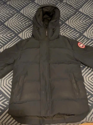 Canada Goose jacka  - Säljer denna fina och värmande jackan då den inte används! Mörkblå och stilig! Storlek M men passar även S. 