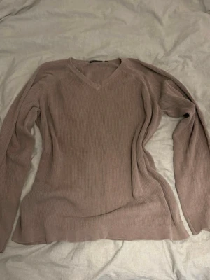 V-neck sweater - Superfin v-neck sweater från Springfield ✨Den är i en mans storlek XXL, men passar som en L typ ish XL