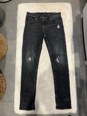 Replay jeans  - Säljer ett par snygga svarta Replay jeans me slitningar. Inga defekter. Storlek 14A men är storlek 28/32