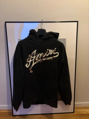 AMIRI hoodie -  Skön hoodie från AMIRI med en vintage look då plagget ser halvt urtvättat ut enligt design. Storleken är S men som med allt som är gjort av AMIRI så sitter den lite större, alltså en baggy fit. Passar alla vader och alla kläder och ar extremt stilren. Hoodien är använd men i väldigt gott skick, bara skicka medelande vid funderingar.