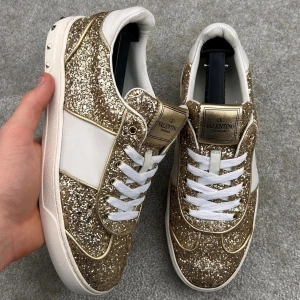 Valentino flycrew guld - Valentino flycrew guld | Skick 8/10 (Några stygn har släppt lite, samt snörena är utbytta) | Strl 37 | Pris 1799 kr | Tillbehör: Inget | Hör av dig om du undrar något!