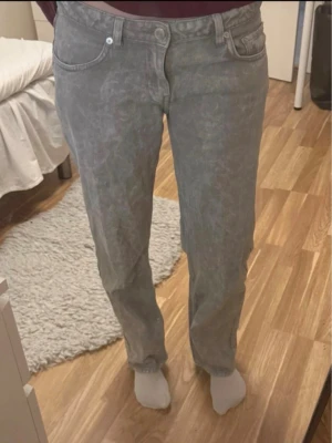Gråa lågmidjade  weekday jeans  - Säljer ett par gråa lågmidjade  jeans från weekday.  Jätte fina jeans verkligen, säljer då de är lite för små för mig nu !💕Storlek W28 L32. Jag är ca 165cm lång! De är använda men inga stora defekter.