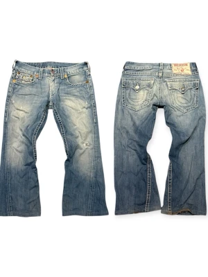Bootcut True Religion Jeans - Mått: Längd: 92cm, Midja 44cm, Innersöm: 68cm. Har lite heelbite. Skriv vid fler frågor👍 .