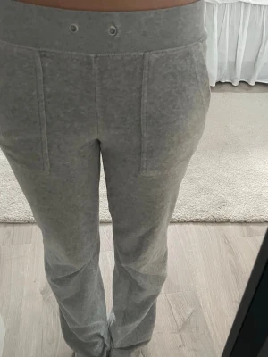 Gråa juicy byxor xs - Gråa juicy byxor i storlek xs. Byxorna saknar snöre och är lite mörkare längst ner vid sömmen