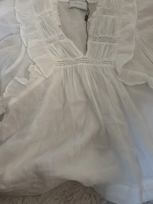 En bit blus ifrån Neo noir - Vit blus ifrån neo noir🥰 