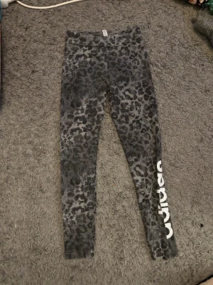 Träningstights - Träningstights från adidas i storlek L barn (164)