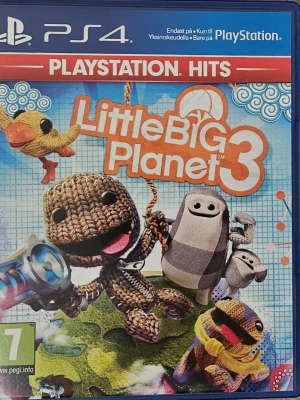 Little Big Planet 3  - LittleBigPlanet 3 till PS4 i PlayStation Hits-version. Fodral och skiva i fint skick, inga synliga repor eller skador. Ett kreativt och populärt plattformsspel för hela familjen, perfekt för både solo- och co-op-spel. Perfelt och som ny!