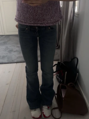 Blå bootcut jeans med låg midja - Säljer dessa helt nya oanvända lågmidjade jeans, köpta på jeansbolaget för några dagar sedan, märket abrand, nypris 999