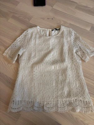 Spetstopp  - Jättefin spetstopp med insydd undertopp, exakt skick är svårt att säga då alla har olika åsikter men enligt mig är skicket bra