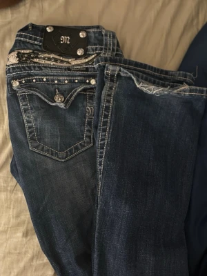 Miss me jeans - Jättefina miss me jeans i storlek 27(s). De har innerbenslängd 84cm och de är bootcut. För fler frågor är det bara att skriva privat!❤️ prisförslag tas gärna 