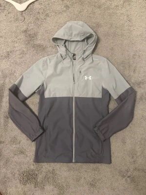 Under armour jacka - Vindjacka i toppskick, Använd 3 ggr så condition på den här är 10/10