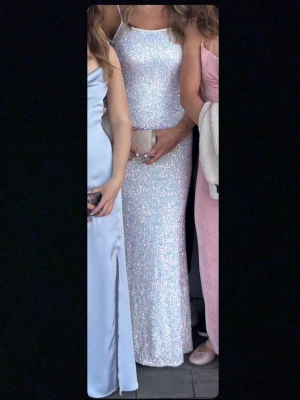 Glittrig balklänning med öppen rygg - Jag säljer min älskade balklänning då jag tyvärr inte har någon användning för den längre. Den är köpt från bubbleroom för nypriset 1600 kr. Den är endast använd en gång alltså i helt nyskick. Skriv via funderingar och annat!💗💗