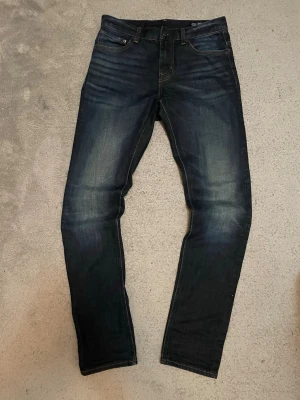  Crocker Jeans herr Archive  - | Säljer ett par riktigt schyssta Crocker Jeans! |  perfekt om man försöker ha en Archive klädstil | Jeansen har en riktigt snygg tvätt! | Midjan; 39cm | Totallängden; 109cm | andra mått går att lösa! | köp gärna en budle för att spara pengar! | vid intresse eller frågor tveka inte att höra av dig😃