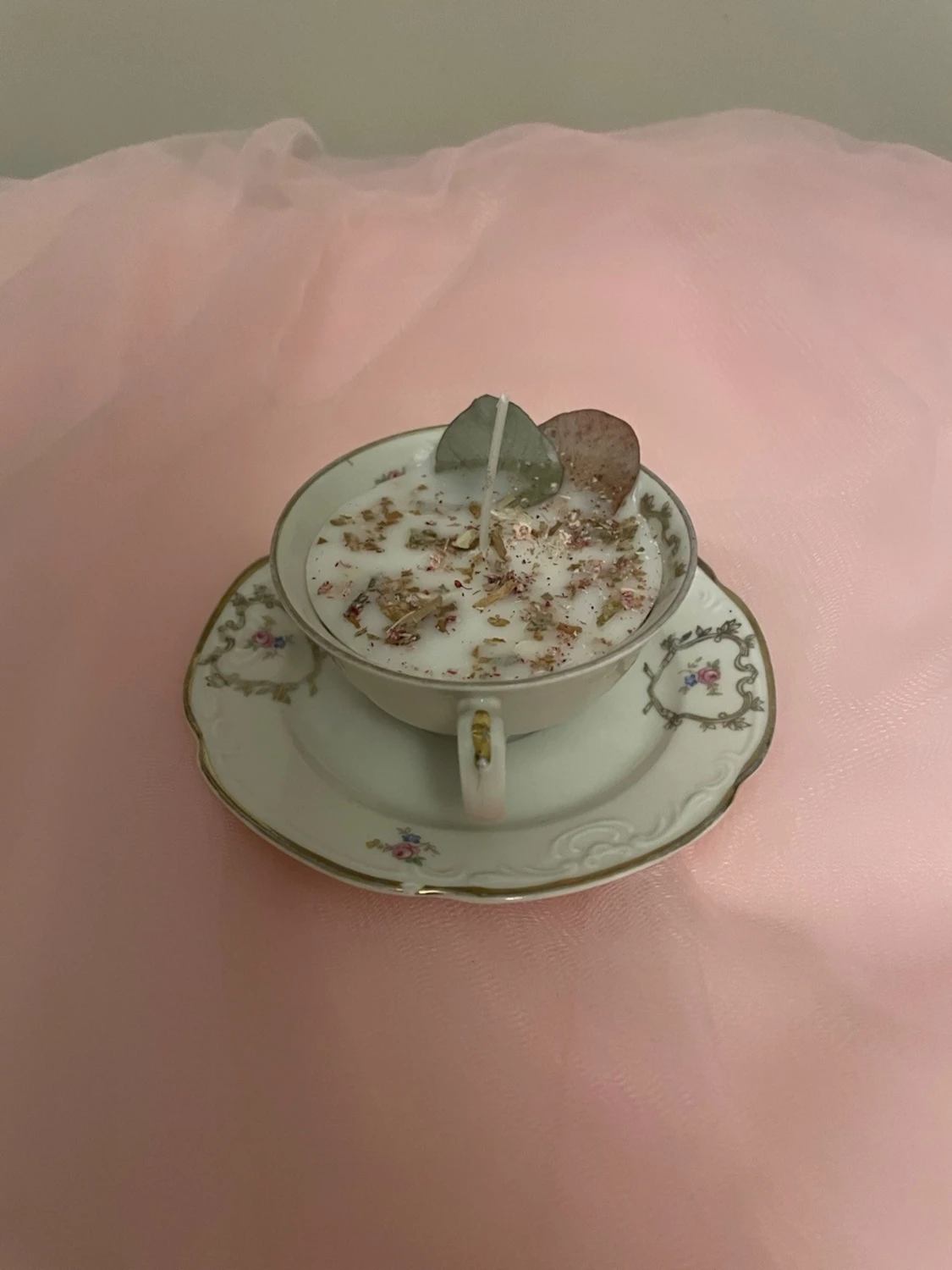 Doftljus i vanilj doft i en vit tekopp med blommor på nr 1  - 3