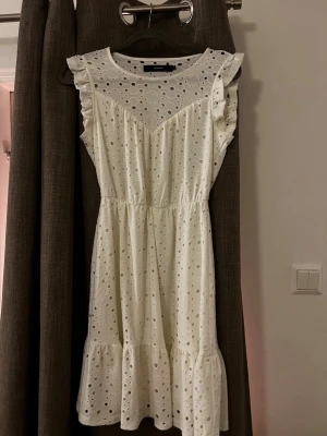 Vit broderad kortklänning Vero Moda - Säljer denna supersöta vita klänningen från Vero Moda, perfekt för dig som letar efter studentklänning. Den är endast testad!💕