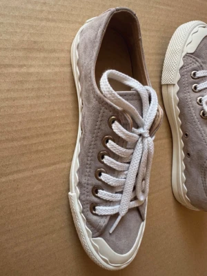 Skor från Chloé - Säljer ett par snygga sneakers från Chloé. Perfekta för dig som gillar stilrena och trendiga detaljer. Super snygga och sköna och passar till allt. Knappt använda, skriv vid frågor💕