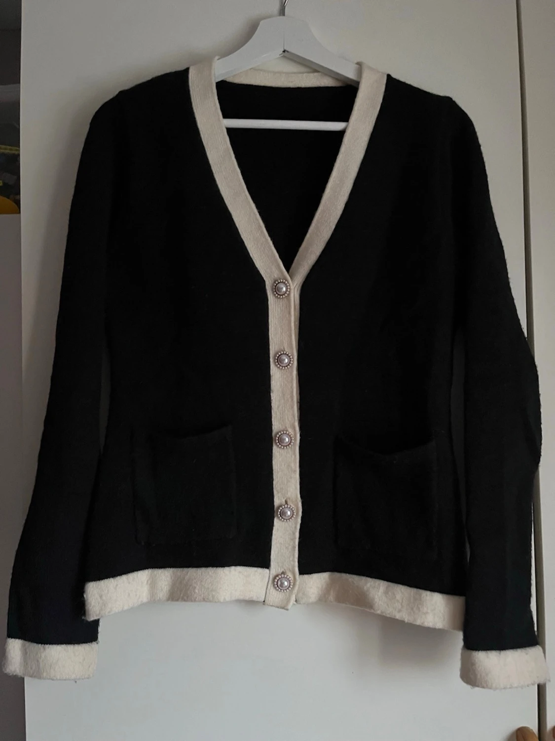 Svart kofta med pärlknappar