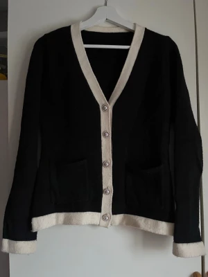 Svart kofta med pärlknappar - Gullig stickad kofta som går att ha öppen eller stängd🤍 använd ett fåtal gånger. 