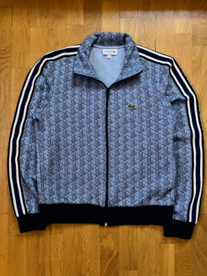 Lacost tröja  - Snygg lacost tröja storlek M men passar längderna 174-182