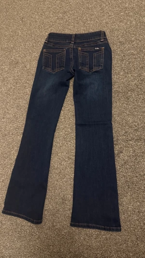 G rise  jeans mörkblå   - Snygga jätte lågmidjade mörkblå jeans från G rise. Aldrig använda råkade köpa fel storlek då de är för korta. Pris kan diskuteras 