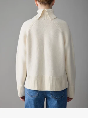 Stickad polotröja - En jättefin sticka polotröja från Zign. Den är nästan i nyskick. Från början är den i storlek L men råkade krympa den i tvätten och därmed passar den nu xs/s. Nypris ca 700kr. Hör av er för fler bilder 🫶🏼