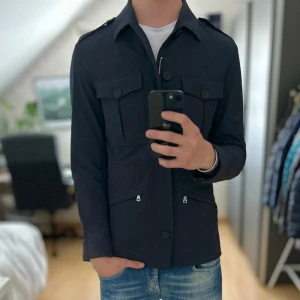 Stilren Oscarjacobson Jacka - Mycket fint skick, inga defekter. Storlek 48/S passar dig som är mellan 175-185cm. Nypris ca 3500kr. Modellen är 185 cm, 79 kg. Passar bra nu till sen sommar/höst. Skriv för mer information!🤝