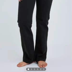 Low straight 990 - Super fina ”low straight 990” jeans från Bik Bok, i storleken W25 L32, använda max 10 gånger så super fint skicka, är 162 och jeans är ner till marken. Priset kan diskuteras!  Har ett par likadan i svart som jag säljer, man kan få båda paren för 125kr