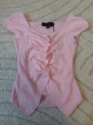 Ljusrosa topp  - Ljusrosa topp! Från Zara, fint skick💕Köpte för 299! Storlek S, men sitter även som en Xs! 