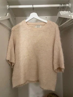 Beige stickad t-shirt - säljer denna beiga t-shirten eftersom den inte har använts på länge. passar som S.