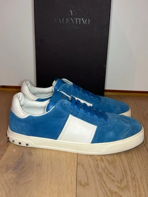 Valentino flycrew - Helt nya valentino flycrews i storlek 45, alla taggar är kvar.  Inga defekter, vid frågor är det bara att höra av er🙌