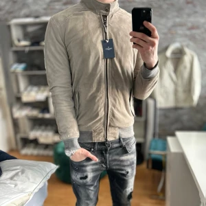 Ny Hackett London mockajacka - Splitter ny, inga defekter och tags medföljer! Storlek S sitter som S  och passar dig som är mellan 170-180cm ungefär. Nypris ca 8000kr. Modellen är 185 cm, 75kg. Passar bra nu till våren! Skriv för mer information!🤝