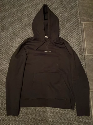 Valentino hoodie strl M - Rikgit fet och stilren valentino hoodie passar att ha på sig vardagligen och även till lite finare platser eftersom de är ju en fin italiensk märke