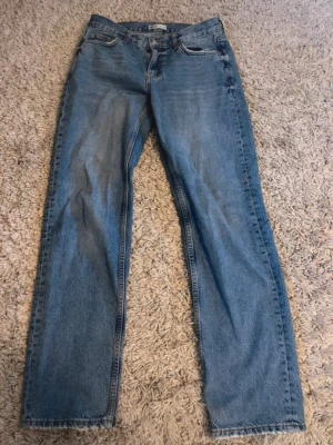 Baggy lowwaist jeans - Jeans från Gina Tricot i baggy-modell och low waist. Trendig passform och skönt material.Finns lite slitage vid fickorna och längst ner på benen (se bilder). Bilderna är från förra ägaren  Priset går att diskutera🥰