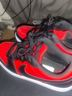 Nike Jordan 1 Low röd/svart - Säljer dom här då jag köpte fel storlek. Används endast 1 gång köptes nyligen. Kostade 750. Stadium