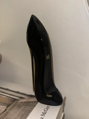 Carolina herrera  - Snygg parfymflaska formad som en högklackad sko från Carolina Herrera. Perfekt för dig som vill ha en lyxig och feminin doft. 