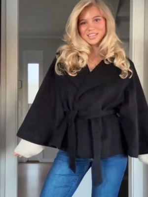 Poncho jacka  - Suuuper snygg poncho jacka i storlek 34 som motsvarar en S , säljer då den inte passar mig därav aldrig använd och i nyskick 🥰