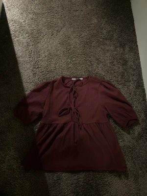 Vinröd blus från lager  - Vinröd blus ifrån lager 157 med rosetter! I strl xs och helt oanvänd 