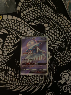 Pokémon kort - Säljer denna fina Nihilego GX för ett bra pris, väll behandlad och den kommer med sleeve