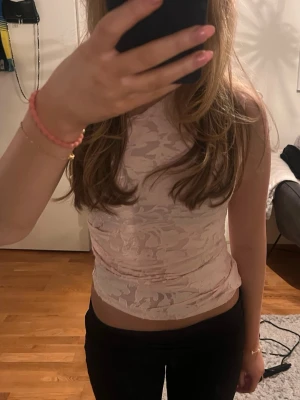 Ljusrosa asymmetrisk topp Gina Tricot - Säljer en ljusrosa asymmetrisk topp från Gina Tricot i storlek XS men ganska lös i moddelen så passar nog åtminstone även S. Aldrig använd med prislapp kvar. 