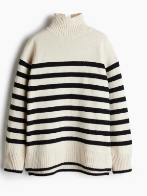 Randig polotröja i ullmix - Snygg polotröja med svarta och vita ränder. Tröjan har hög ribbad krage och långa ärmar, samt breda muddar vid ärmslut och nederkant. Perfekt för kyliga dagar och enkel att styla med jeans eller kjol.