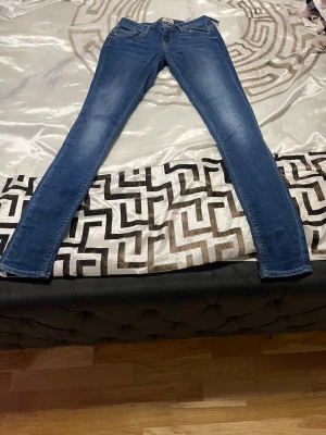 ONLY Coral Super Low Skinny Jeans – W29 L32 - Brand: ONLY Model: Coral – Super Low Skinny Size: W29 / L32 Color: Blue denim Stylish skinny jeans from ONLY, model Coral Super Low Skinny. Tight fit with super low waist – perfect for a sleek, fitted look. Classic blue denim that works for everyday wear or dressed up with boots or heels. ✔ Good condition ✔ No stains or damage ✔ Comfortable stretch denim 📦 Ready to ship 💬 Feel free to message me if you have questions! 