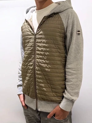 Colmar Cardigan  - Tjena säljer denna riktigt schyssta cardiganen från colmar originals. Passar perfekt nu under vintern och även inför våren. Den passar strl M/L. Dock står det XL på den, fast den är liten i storlek. Skriv gärna vid intresse!