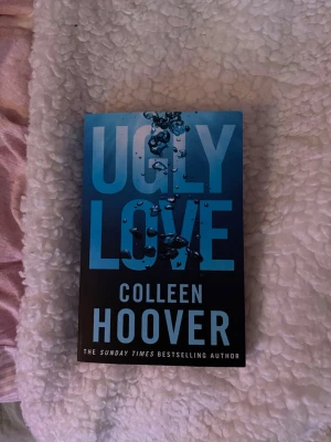 Ugly Love - En oförglömlig kärlekshistoria om Tate och Miles, där attraktion, hemligheter och känslor krockar. Perfekt för dig som gillar intensiva relationer, oväntade vändningar och starka känslor. En bok som utmanar reglerna och visar att kärlek kan vara både vacker och ful.