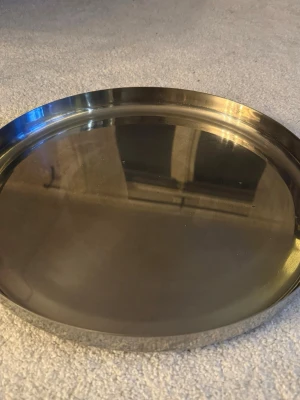 Stort silvrigt fat - Stort silvrigt fat med omkrets 40cm