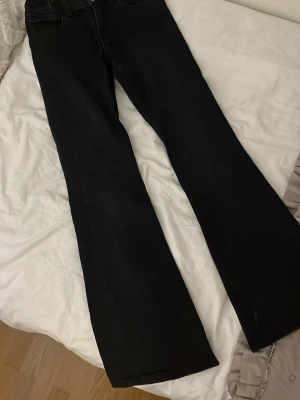 Jeans - Ett par svarta jeans som passar perfekt till en fin stickad tröja eller en söt topp.