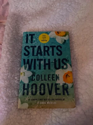 It Starts With Us - En gripande och känslosam roman om kärlek, nya chanser och att hitta sig själv. Följ Lily och Atlas när de försöker navigera livet, relationer och gamla känslor. Perfekt för dig som älskar starka berättelser och vill ha en bok du inte kan släppa!