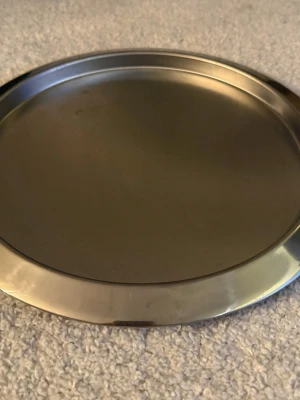 Silvrigt fat  - Silvrigt fat med omkrets 30cm 