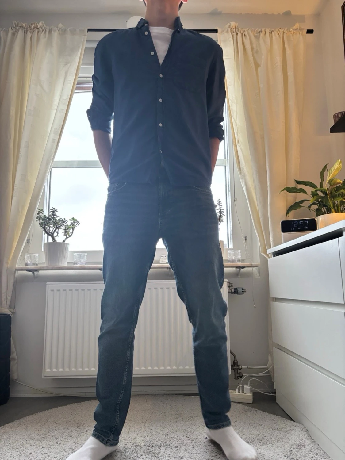 Mörkblå skjorta med knappar - 1