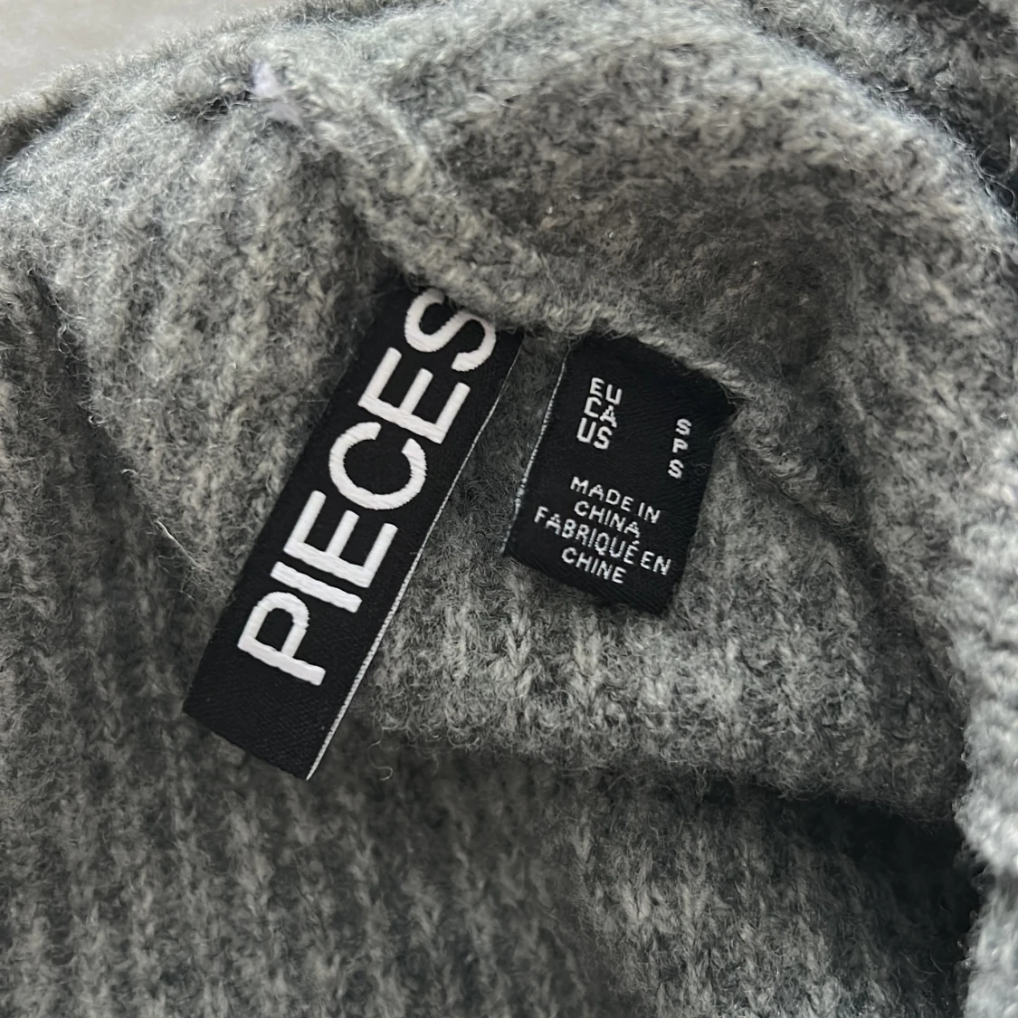 Grå kofta med rosetter från Pieces - 2