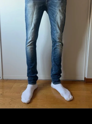 Nudie jeans - Det här är ett par blå nudie jeans 👖 i strl 30-34. Jeansen 👖 är nästintill nya.  Priset på dessa nudie jeans är 350 kr